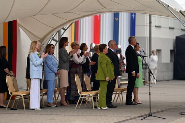 На церемонию пришли первые лица государства и высокопоставленные чиновники. - Sputnik Латвия