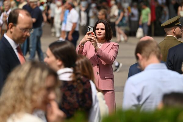 На торжественные мероприятия пришла даже экс-кандидат в президенты Беларуси Светлана Тихановская. - Sputnik Латвия