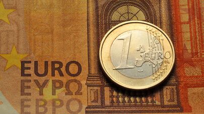 Монета номиналом 1 евро и банкнота номиналом 50 евро