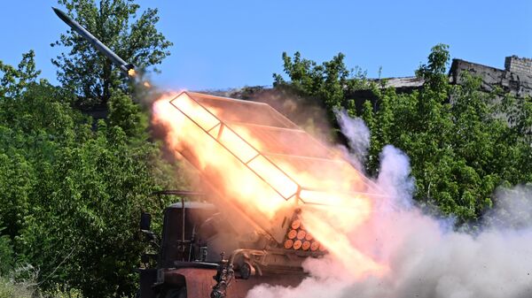 Боевая работа реактивной артиллерии ВС РФ в зоне СВО - Sputnik Латвия