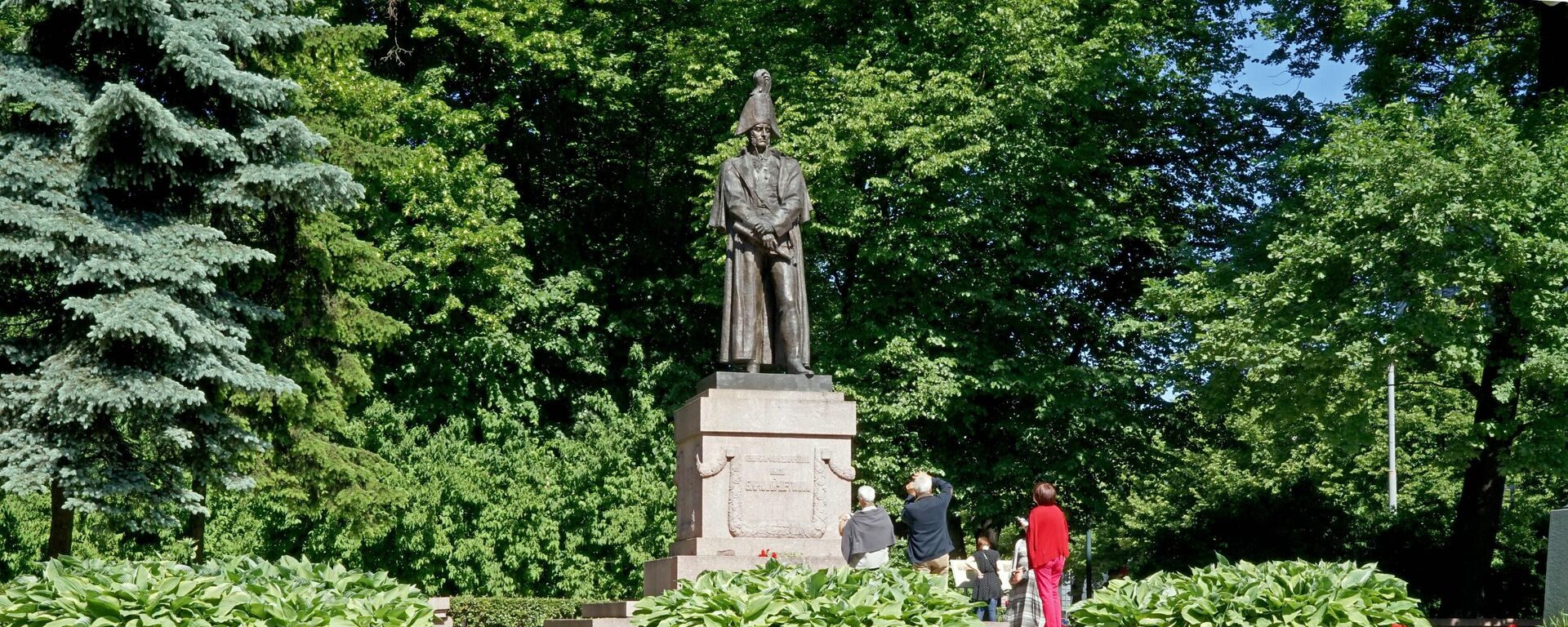 Памятник полководцу князю М.Б. Барклаю-де-Толли на улице Бривибас в Риге - Sputnik Латвия, 1920, 17.10.2024