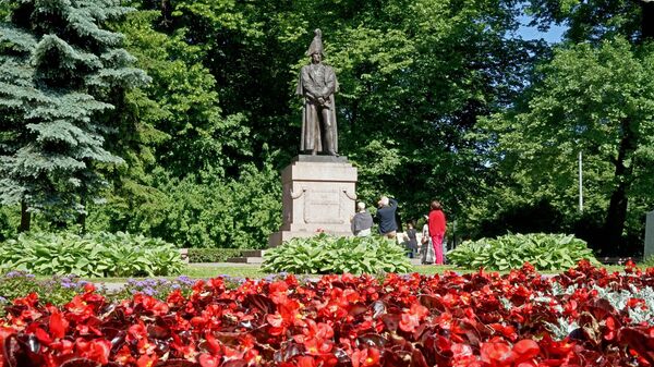 Памятник полководцу князю М.Б. Барклаю-де-Толли на улице Бривибас в Риге - Sputnik Латвия