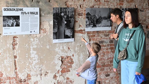 Посетители фотовыставки Освобождение. Путь к Победе на территории Брестской крепости - Sputnik Латвия