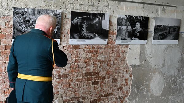 Ветеран Великой Отечественной войны на открытии фотовыставки Освобождение. Путь к Победе в Брестской крепости - Sputnik Латвия