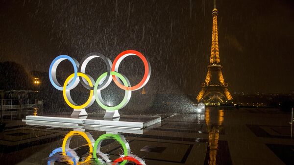 Олимпийские кольца на площади Трокадеро в Париже - Sputnik Латвия