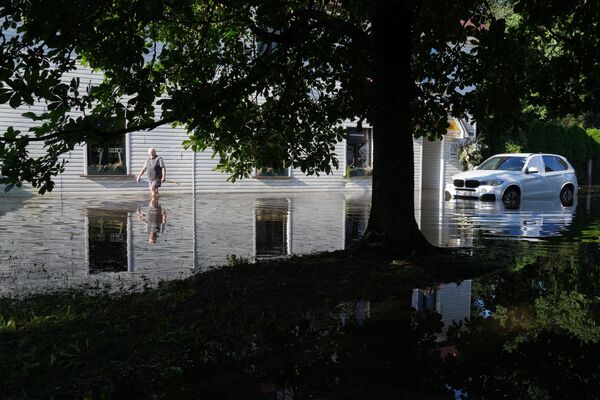 Под воду ушли огороды и дороги - Sputnik Латвия