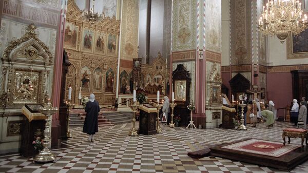 Жители Таллина в Кафедральном соборе Святого Благоверного князя Александра Невского - Sputnik Латвия