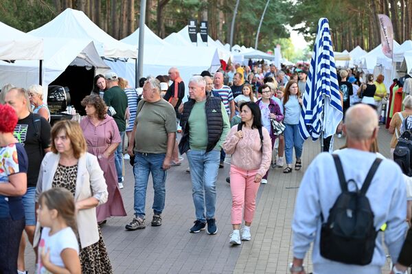 В честь праздника по главным улицам городка растянулась большая ярмарка, на которой были представлены товары, связанные с морем и рыбным промыслом, а также просто отражающие местный колорит. - Sputnik Латвия