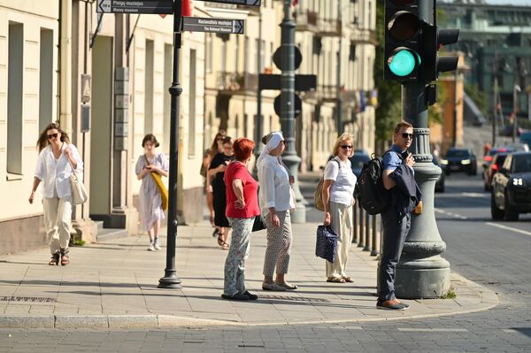 Пока погода не ухудшилась, жители и гости столицы стараются больше времени проводить на свежем воздухе. - Sputnik Латвия