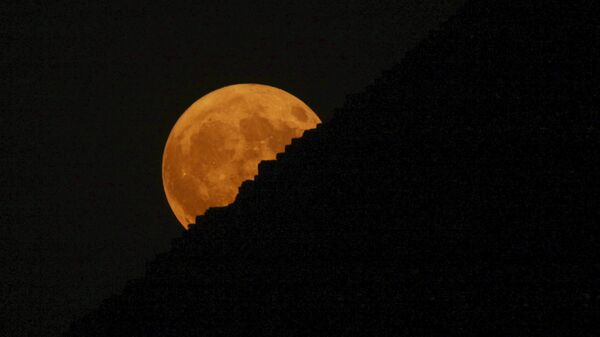 Суперлуние над историческим памятником - пирамидами в Гизе, Египет - Sputnik Латвия