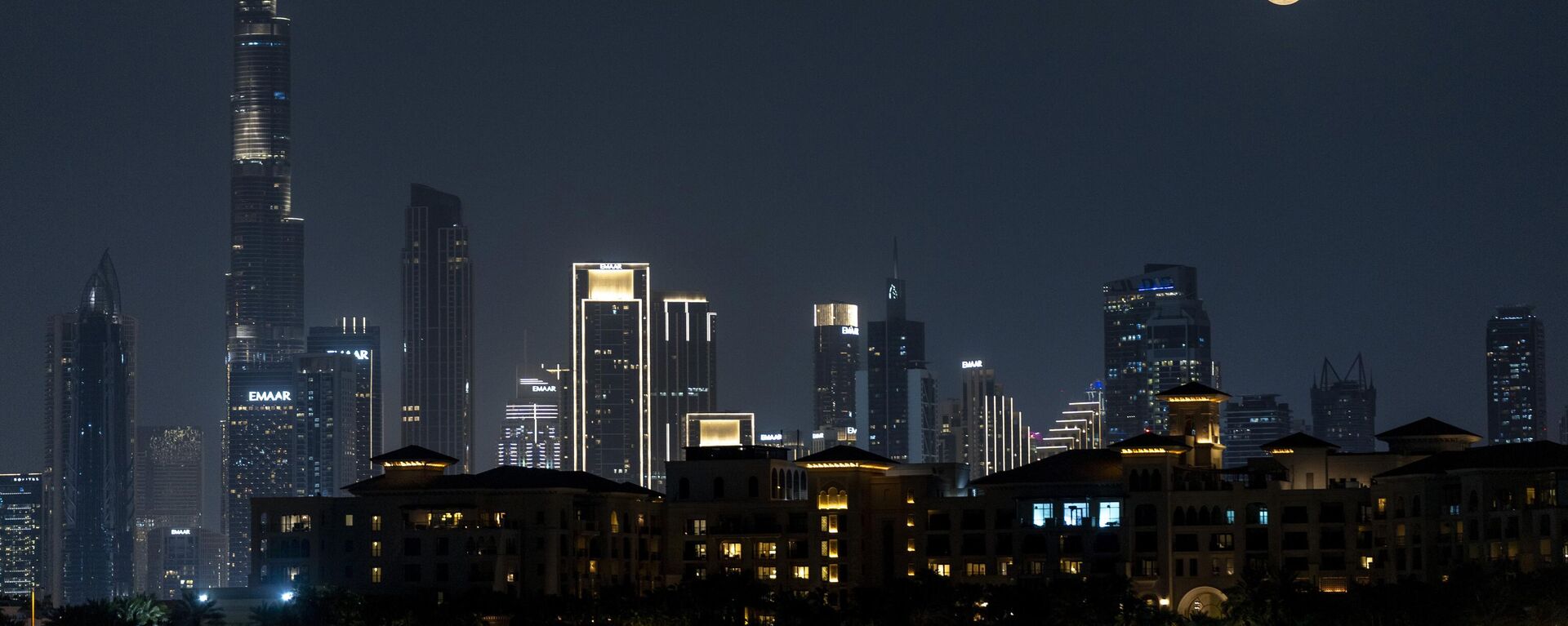 Полная луна поднимается над города и самой высокой башней в мире, Бурдж-Халифа, в Дубае, ОАЭ - Sputnik Латвия, 1920, 03.03.2026