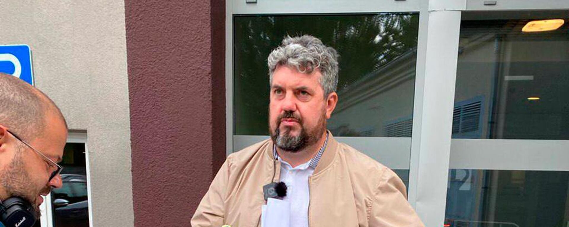 Журналист Владимир Дорофеев у здания Рижского городского суда, где был вынесен приговор по его делу - Sputnik Латвия, 1920, 26.08.2024