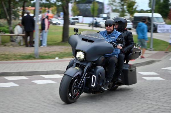 На прошлой неделе в курортном городе Швянтойи прошел фестиваль байкеров Beach Bike Fest 2024. - Sputnik Латвия