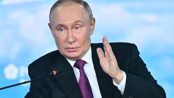 Президент РФ Владимир Путин на пленарной сессии ВЭФ-2024 - Sputnik Латвия