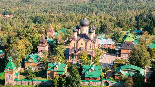 Пюхтицкий монастырь в деревне Куремяе - Sputnik Латвия