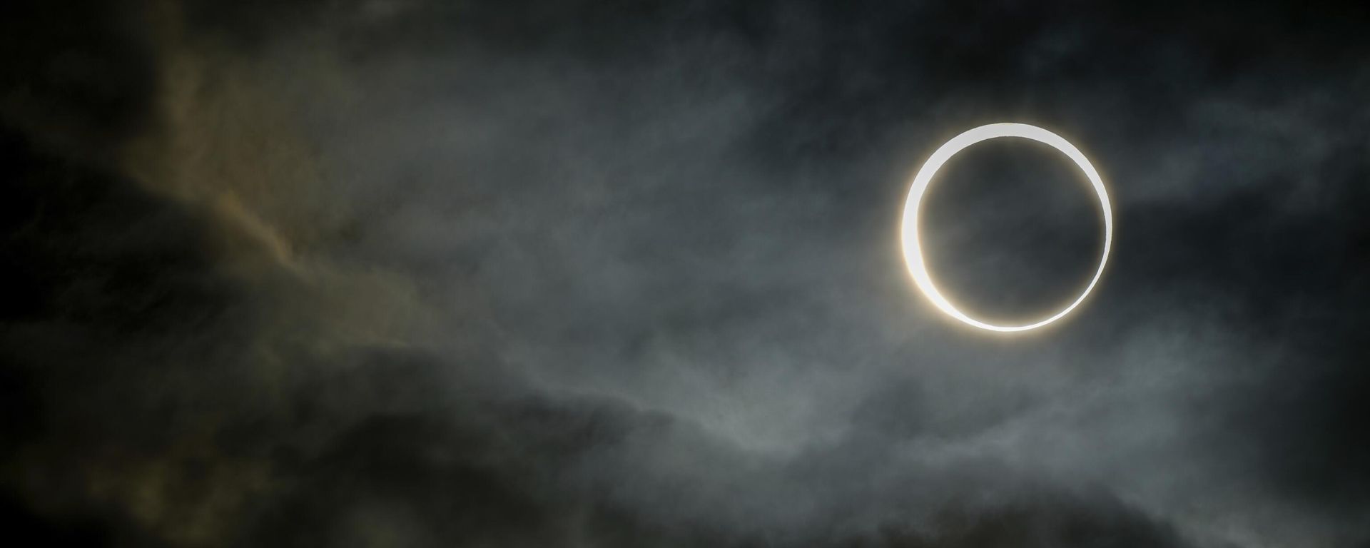 Кольцеобразное солнечное затмение в Аргентине - Sputnik Латвия, 1920, 12.07.2026