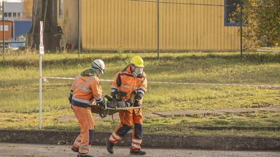 Спасатели оказывают помощь пострадавшему во время учений в Лиепайском порту