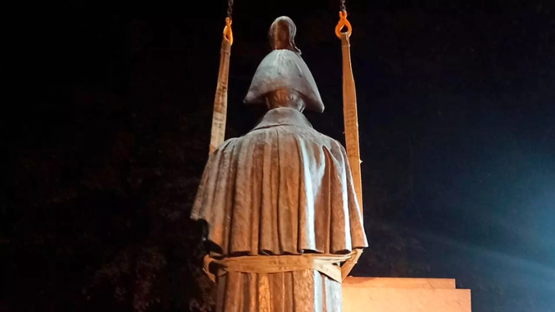 В Риге снесли памятник полководцу Барклаю-Де-Толли 