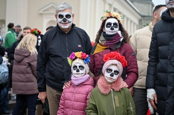 Участники праздника выделялись яркими традиционными нарядами и лицами, загримированными под скелетов. - Sputnik Латвия