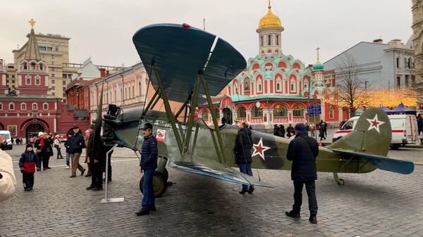 Историческую военную технику выставили на Красной площади в Москве (видео) - Sputnik Латвия