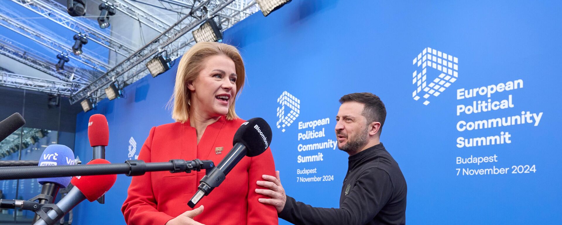 Премьер-министр Латвии Эвика Силиня и президент Украины Владимир Зеленский - Sputnik Латвия, 1920, 05.02.2026