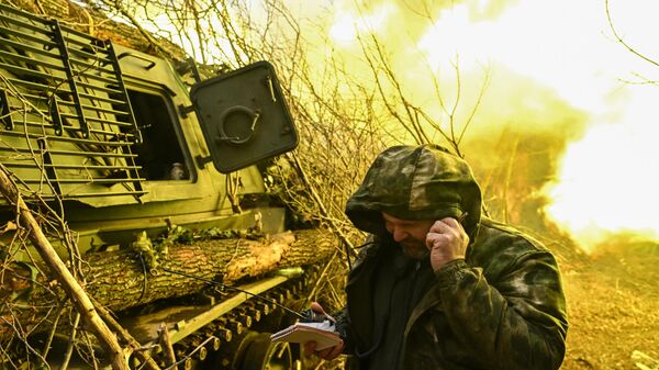 Работа расчета САУ 2С3 Акация ВС России в зоне СВО - Sputnik Латвия