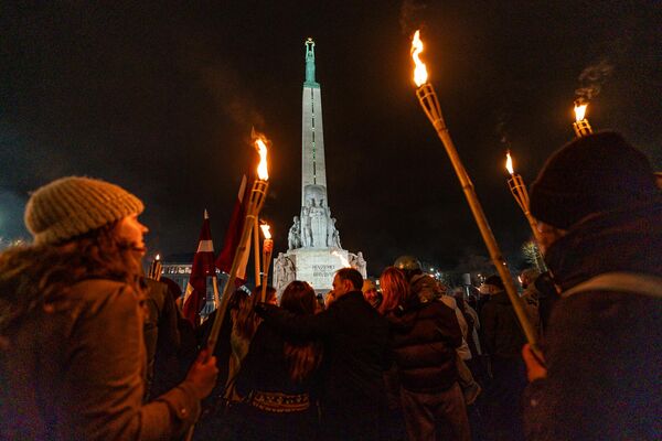 Факельное шествие у памятника Свободы в Риге - Sputnik Латвия