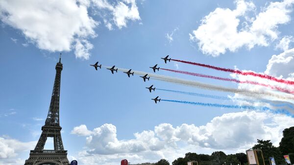 Люди в Париже во время трансляции церемонии закрытия Олимпийских игр-2020 в Токио  - Sputnik Латвия