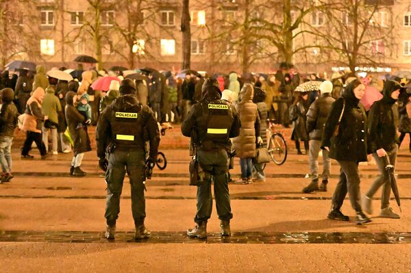 Порядок во время акции поддерживала полиция и сотрудники Службы общественной безопасности. - Sputnik Латвия