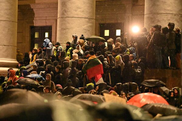 В акции протеста &quot;Десять минут молчания&quot; приняли участие несколько тысяч человек. - Sputnik Латвия