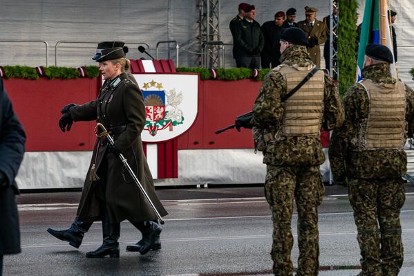 В этом году парадом командует командир Штабного батальона полковник Антонина Блёдоне - Sputnik Латвия