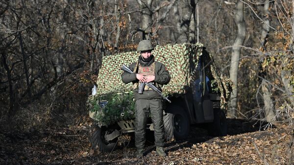 Военнослужащий расчета ЗРК Бук-М2 на боевом дежурстве в зоне СВО - Sputnik Латвия