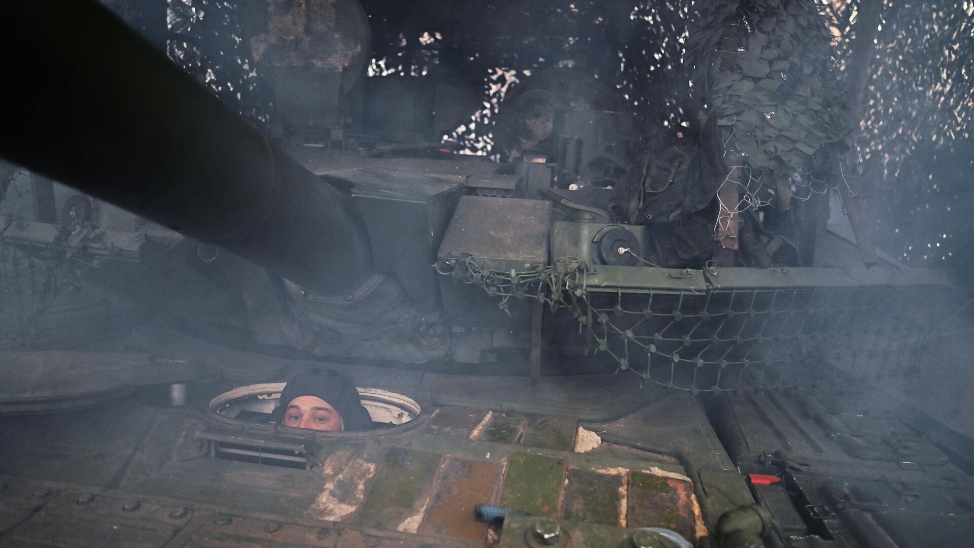 Боевая работа экипажа танка Т-90М Прорыв в зоне СВО - Sputnik Латвия, 1920, 12.12.2024