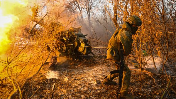 Боевая работа расчета гаубицы Д-30 ВС России в зоне СВО - Sputnik Латвия