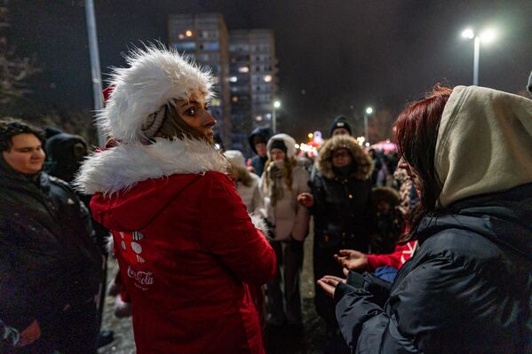 Задолго до официального начала мероприятия около торгового центра Akropole Rīga образовались длинные очереди - Sputnik Латвия