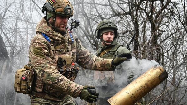 Расчет гаубицы Мста-Б ВС РФ ведет огонь по позициям ВСУ в зоне спецоперации - Sputnik Латвия