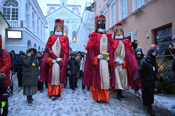 Персонажи олицетворяют трех волхвов, пришедших с дарами к новорожденному младенцу Иисусу Христу, чтобы поклониться ему как новому Царю Иудейскому. - Sputnik Латвия