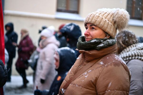 Театрализованное шествие всегда привлекает множество зрителей, многие хотят пройти вместе с волхвами по городу. - Sputnik Латвия