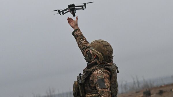 Военнослужащий ВС РФ в зоне спецоперации - Sputnik Латвия