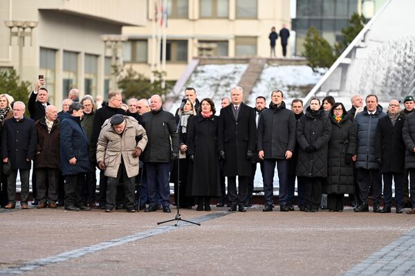 На церемонии поднятия флага присутствовали члены правительства, Сейма, председатель Верховного Совета – Восстановительного Сейма Витаутас Ландсбергис. - Sputnik Латвия