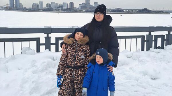 Алина Анна Гума с детьми - Sputnik Латвия