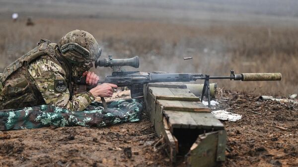 Боевое слаживание штурмовиков и расчетов БПЛА группировки Запад на Краснолиманском направлении - Sputnik Латвия