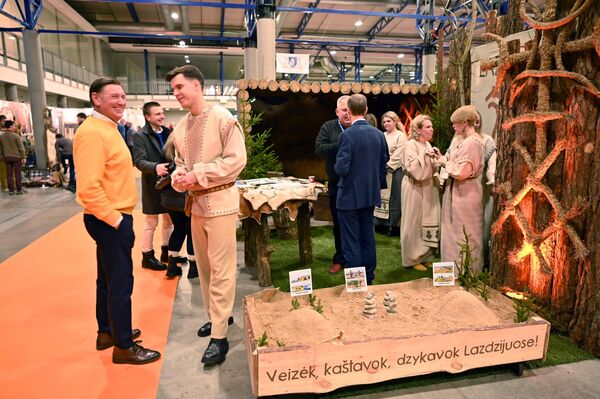 Необычный стенд подготовило учреждение Keliauk Lietuvoje (&quot;Путешествий по Литве&quot;) — посетителей привлекал запах леса, там можно было увидеть картины природы, покататься на качелях и поучаствовать в конкурсе. - Sputnik Латвия