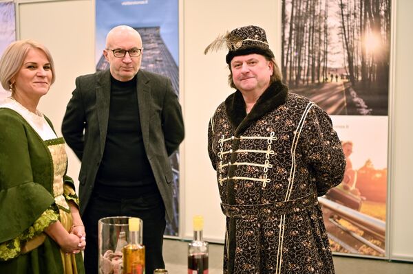 На части выставки, посвященной зарубежным поездкам, можно было купить туры в разные страны. - Sputnik Латвия