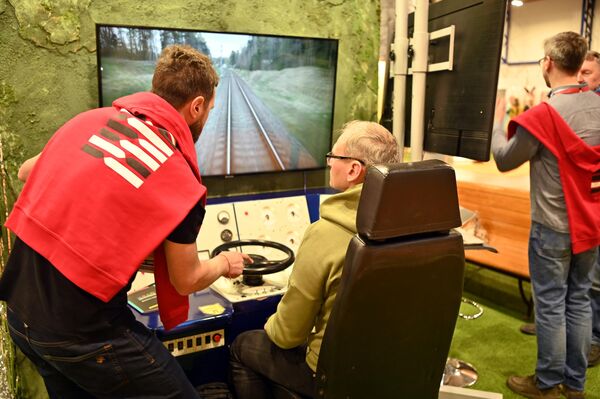 На фото: посетитель выставки Adventur-2025. - Sputnik Латвия