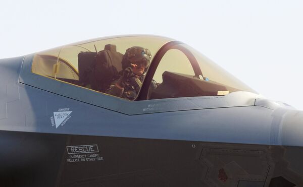 Истребитель-бомбардировщик F-35 на XV международной выставке авиакосмической техники Aero India 2025 - Sputnik Латвия