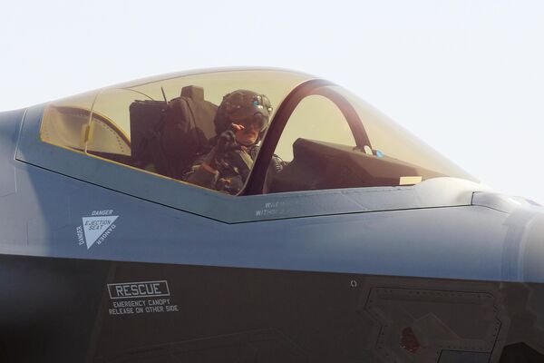 Истребитель-бомбардировщик F-35 на XV международной выставке авиакосмической техники Aero India 2025 - Sputnik Латвия