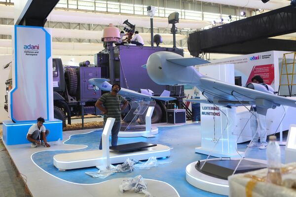 Участники международной выставки Aero India 2025 на территории военно-воздушной базы Yelahanka в Бангалоре - Sputnik Латвия