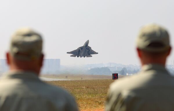 Российский истребитель Су-57 на XV международной выставке авиакосмической техники Aero India 2025 - Sputnik Латвия