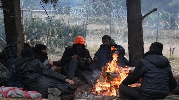Люди оставшиеся в лагере нелегальных мигрантов после открытия центра временного содержания мигрантов в логистическом центре в пункте пропуска Брузги на белорусско-польской границе - Sputnik Латвия